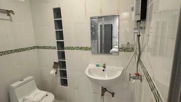 Chambre Double Standard | Salle de bain | Douche, articles de toilette gratuits, serviettes fournies, savon