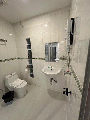 Habitación doble estándar | Baño | Regadera, amenidades de baño gratuitas, toallas, jabón 