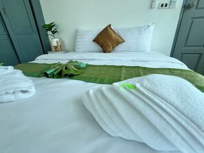 Deluxe Double Room - LimeTree Loft Guesthouse (Patong)