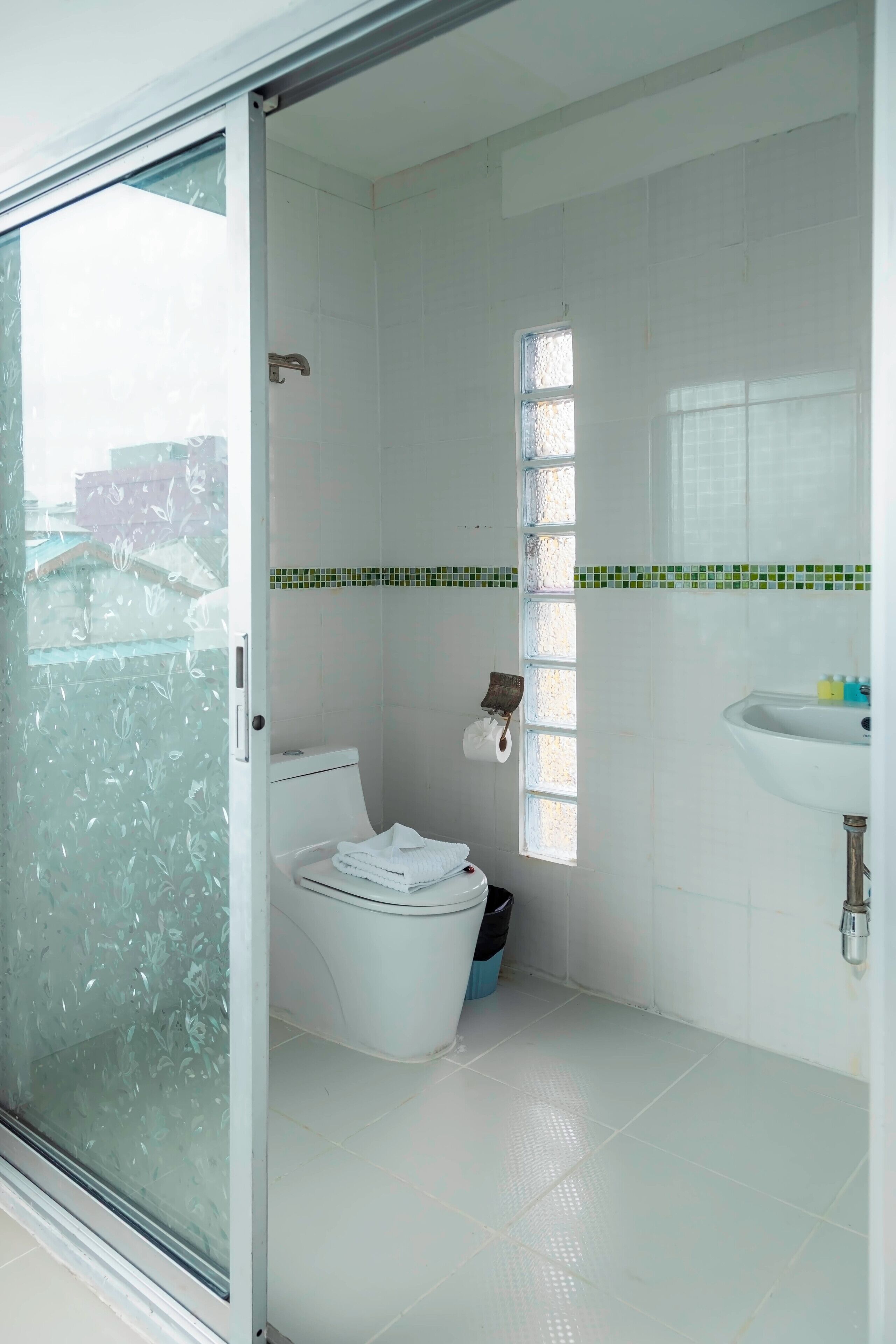 Deluxe Double Room | Bathroom | Shower, free toiletries, towels, soap