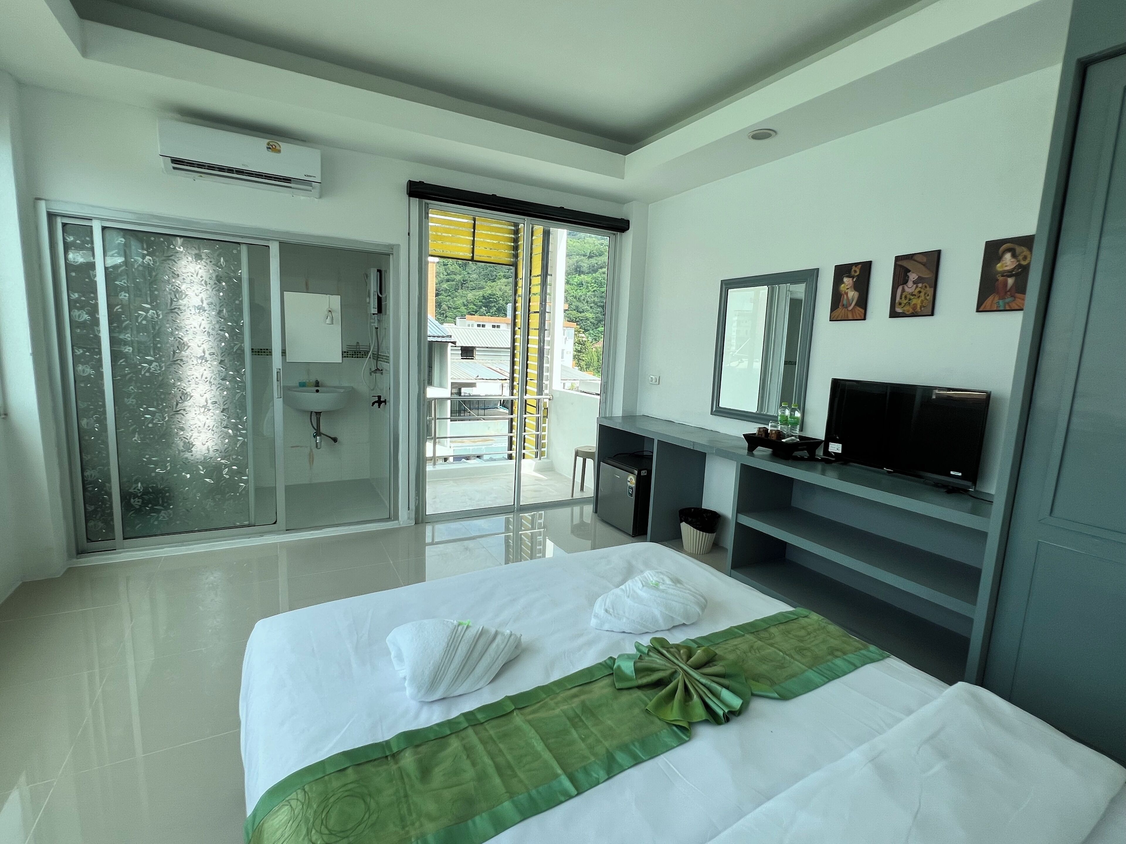 Deluxe Double Room | Desk, laptop workspace, free WiFi