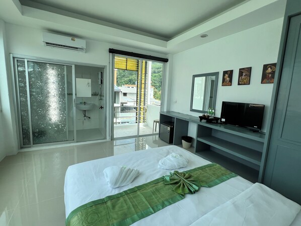 Deluxe Double Room | Desk, laptop workspace, free WiFi - LimeTree Loft Guesthouse (Patong)