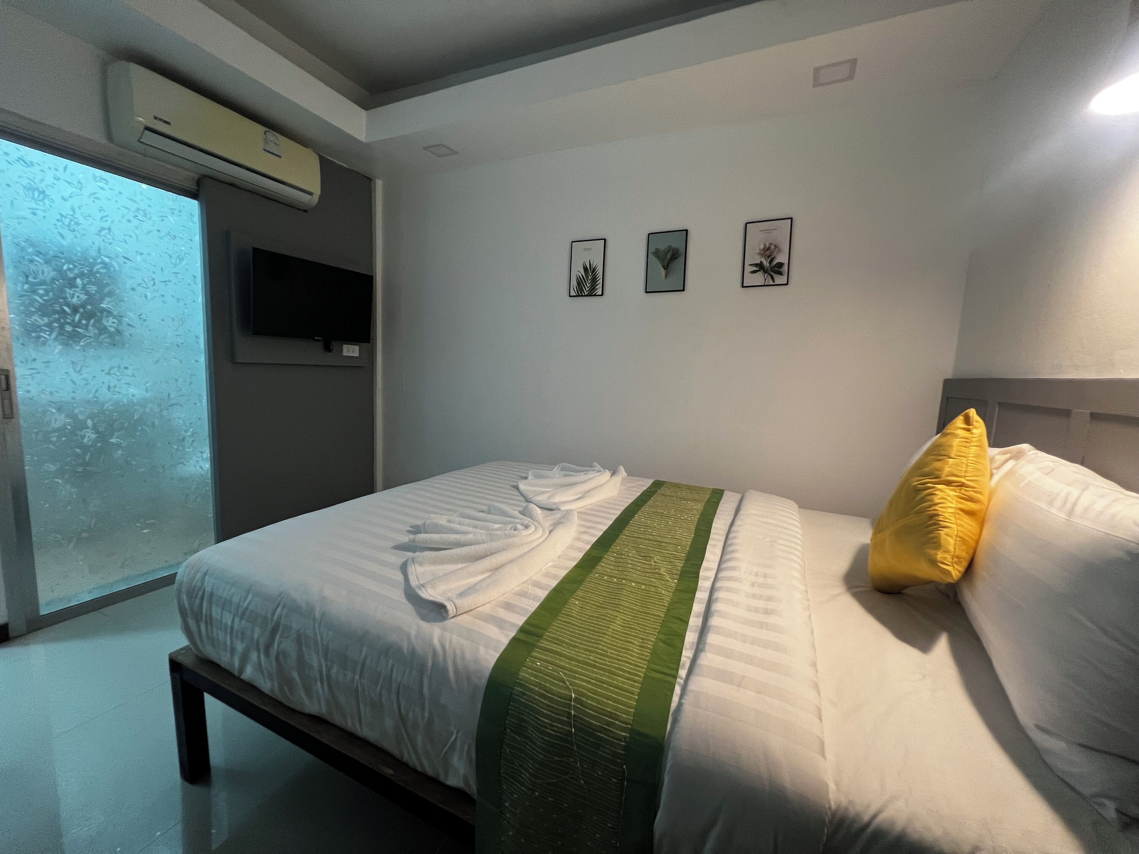 Standard Double Room | Desk, laptop workspace, free WiFi