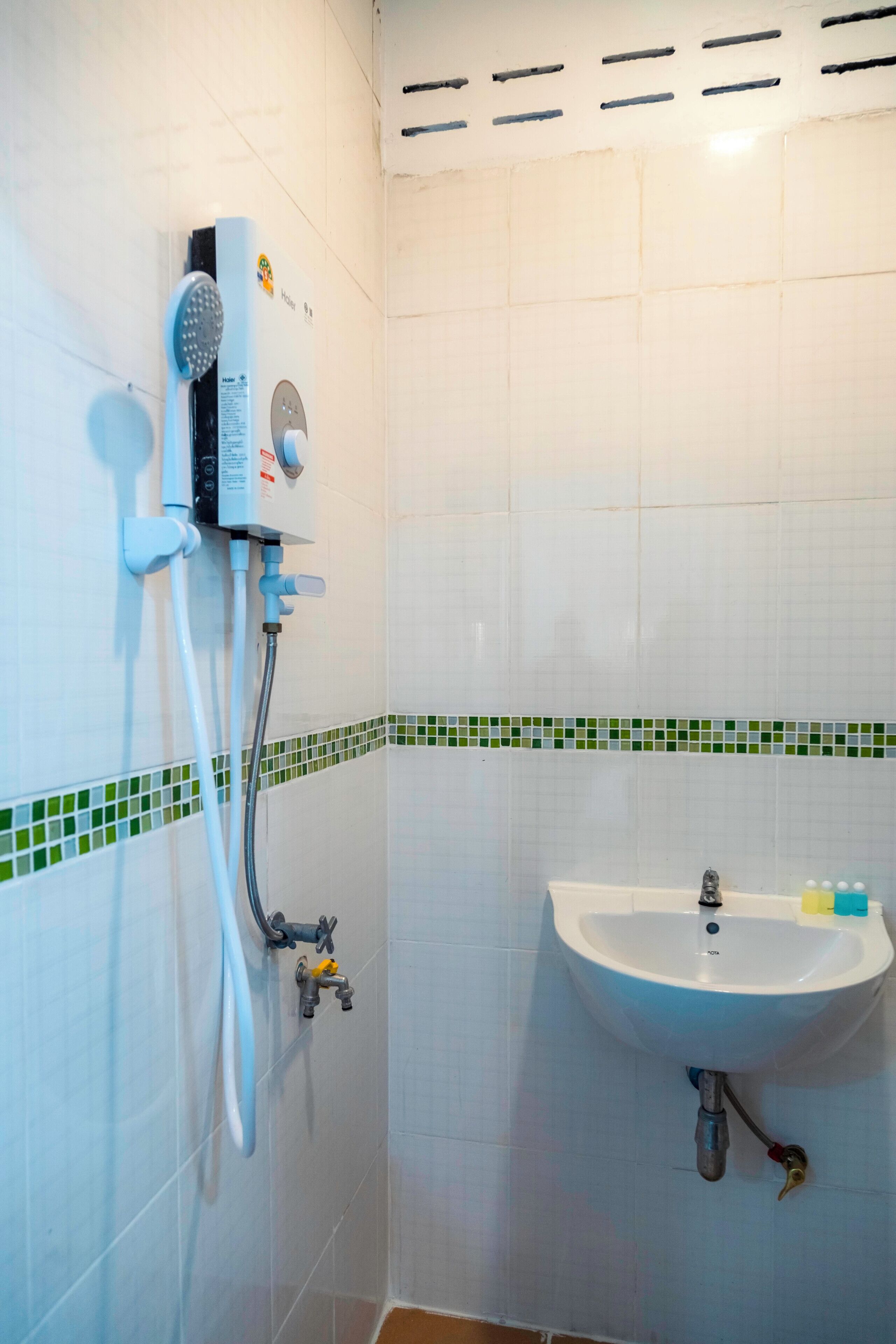 Standard Double Room | Bathroom | Shower, free toiletries, towels, soap