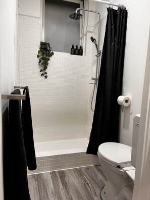 Shower, hair dryer, towels, soap - Hidden Gem on Flinders Street - Renovated CBD Studio (Melbourne)