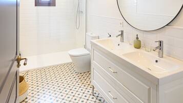 Douche, serviettes fournies, savon, papier toilette