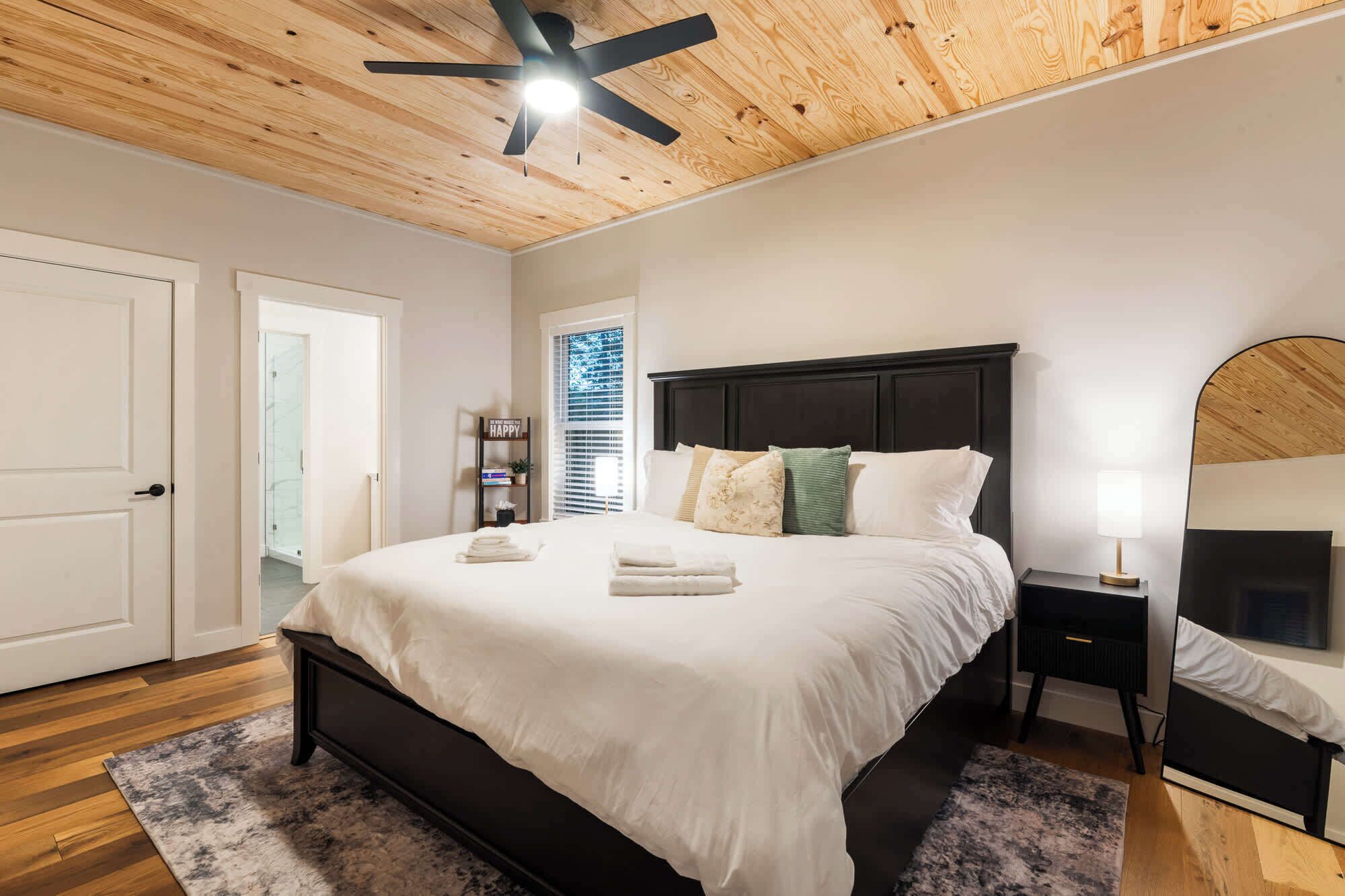 4 chambres, bureau, fer et planche à repasser, lit parapluie