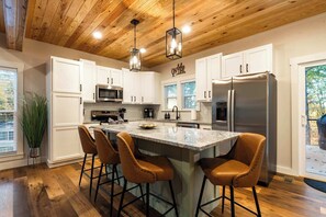 Kylskåp, mikrovågsugn, ugn och spishäll