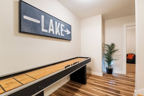 Ein Tischkicker in einer Halle, über dem ein Schild mit der Aufschrift 'LAKE' angebracht ist.