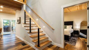 4 bedrooms, desk, iron/ironing board, travel crib