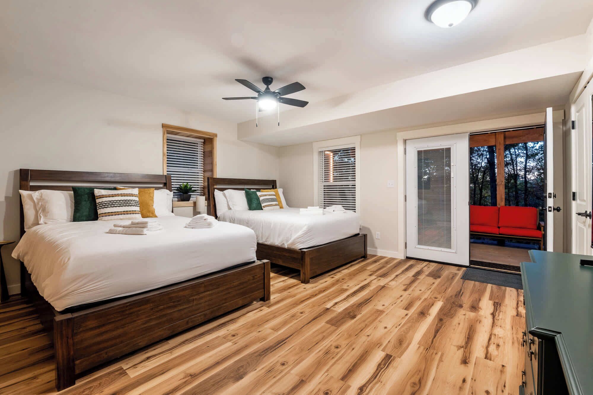 4 slaapkamers, een bureau, een strijkplank/strijkijzer, reisbedje