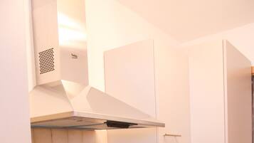 KĂŒhlschrank, Ofen, Herdplatte, GeschirrspĂŒler