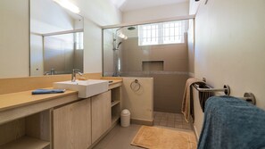 Shower, hair dryer, towels, toilet paper - Villa Lagoon by Oazure (Trou d'eau douce)