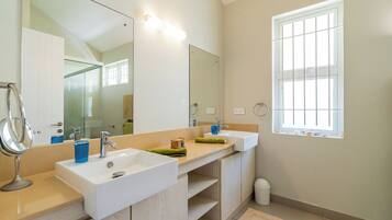 Douche, sĂšche-cheveux, serviettes fournies, papier toilette