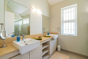 Suihku, hiustenkuivaaja, pyyhkeet, vessapaperi