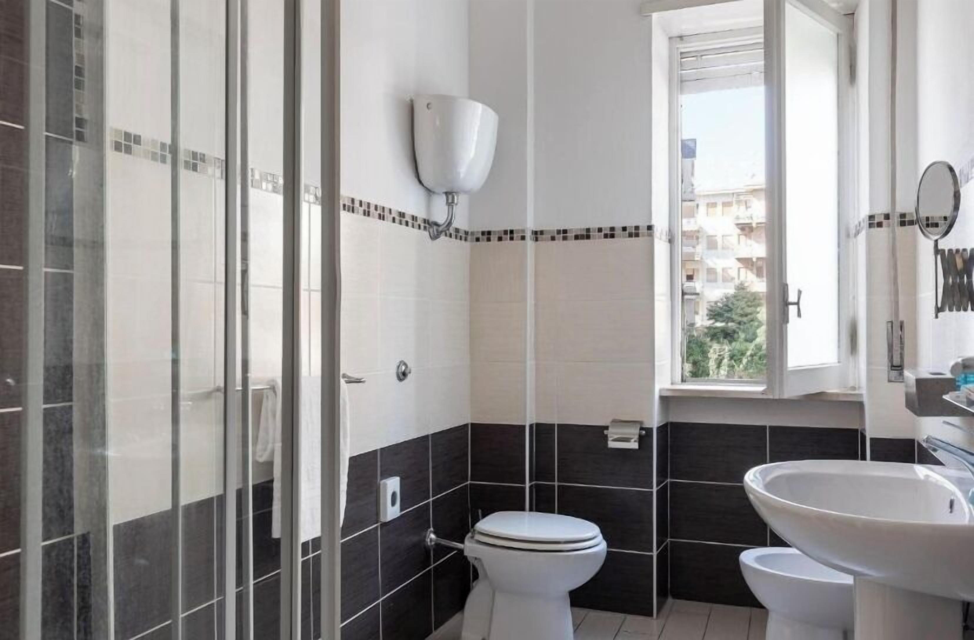 Standard Triple Room | Bathroom