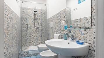 Familien-Vierbettzimmer, Balkon | Badezimmer