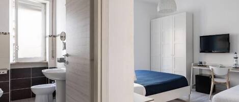 Kolmen hengen standard-huone | Pimennysverhot, silitysrauta/-lauta, ilmainen Wi-Fi