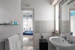Deluxe Double Room, Balcony | Bathroom