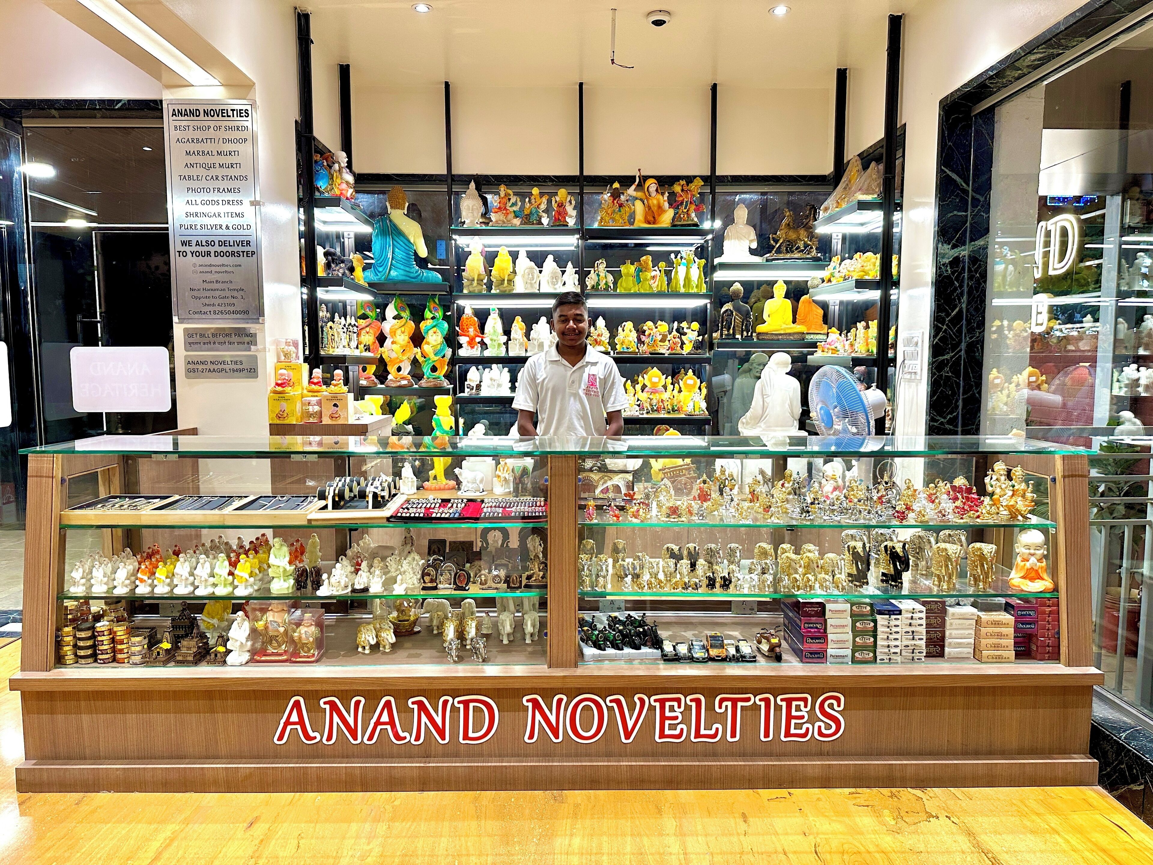 Ένα κατάστημα με το όνομα «Anand Novelties», όπου πωλούνται διάφορα θρησκευτικά αντικείμενα.