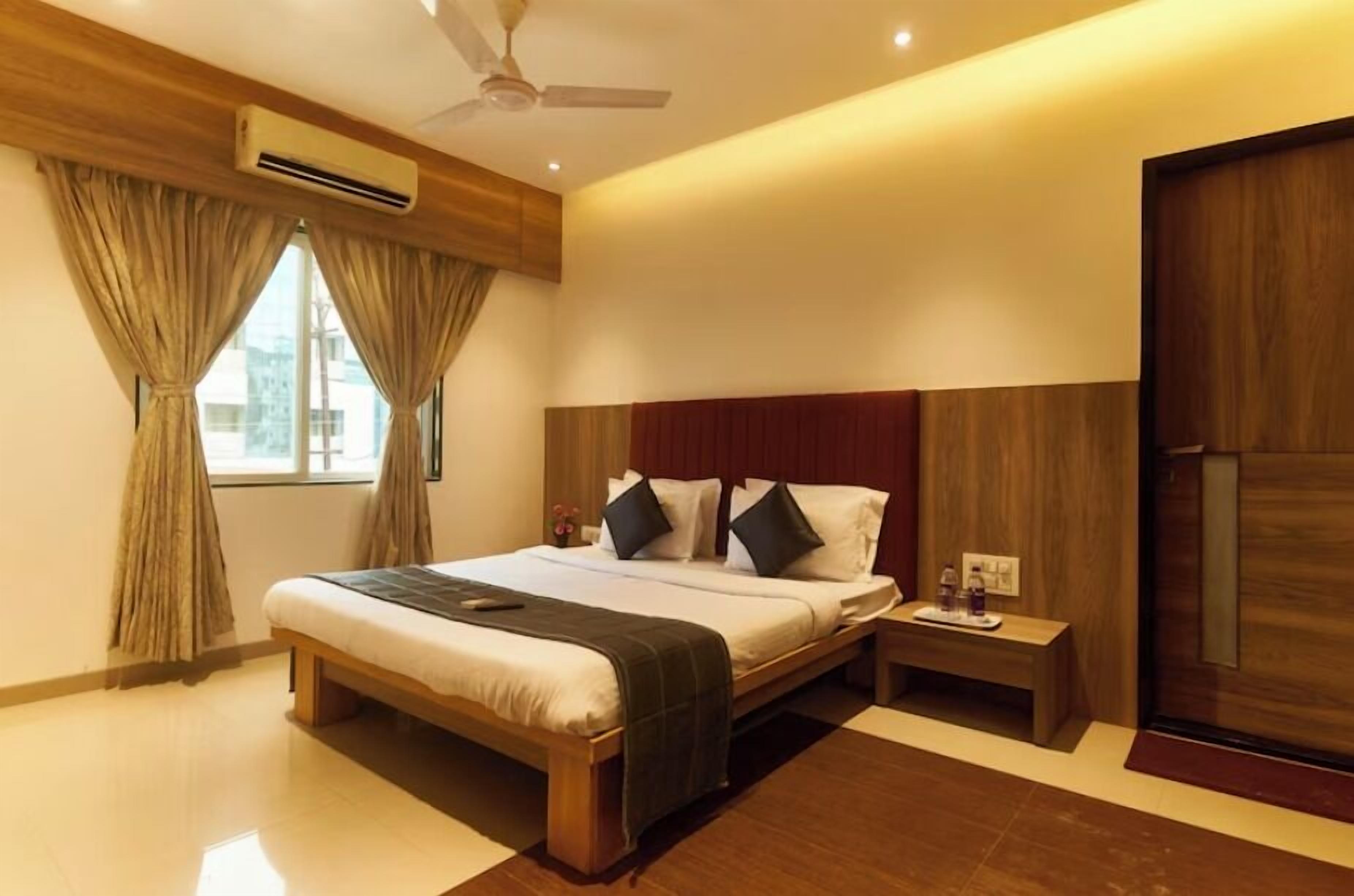 Studio Suite | Premium bedding, desk, blackout curtains, iron/ironing board