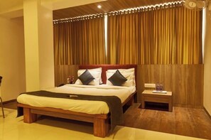 Premium-rum | Sängtillbehör av högsta kvalitet, skrivbord och mörkläggningsgardiner