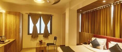 Premium-Zimmer | Hochwertige Bettwaren, Schreibtisch, Verdunkelungsvorhänge