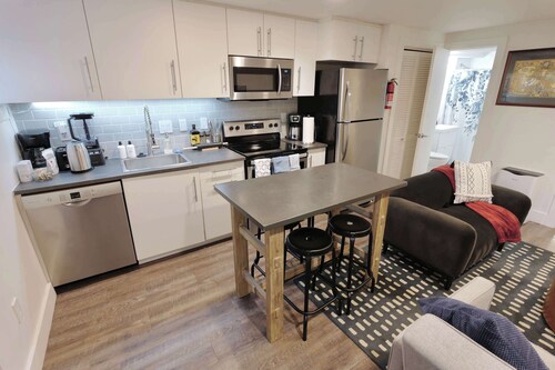 Over On Oak | Walk 2 Metro + PRIVATE PARKING