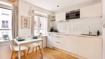 Deluxe appartement, en-suite badkamer (Le P'tit Quinquin) | Privékeuken