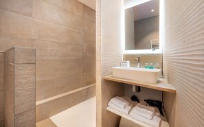 Superior Apartment, Ensuite (La Vieille Bourse) | Bathroom - Au Chat Qui Dort Lille - Archives 18 (Lille)