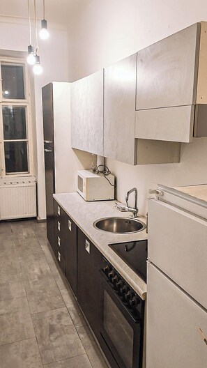 شقة بتجهيزات أساسية | مطبخ خاص | ميكروويف، فرن، موقد طهي مسطح، مستلزمات طهي/أطباق/أوعية