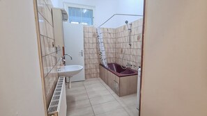 Apartemen Basic | Kamar mandi | Kombinasi shower/bathtub dan perlengkapan mandi gratis