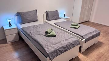 Schreibtisch, WLAN, Bettwäsche