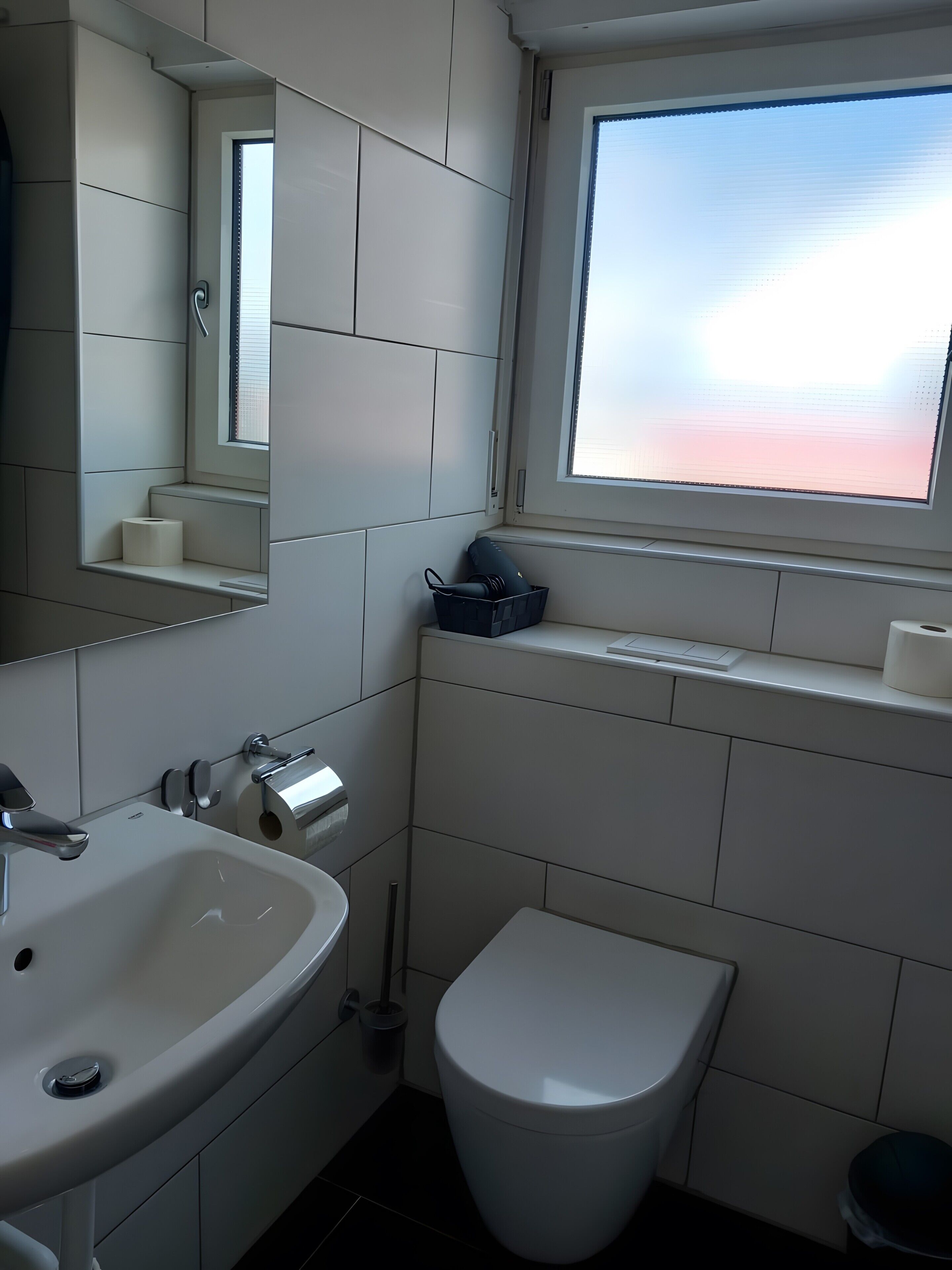 Dusch, gratis toalettartiklar, hårtork och handdukar