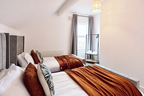 WiFi, bed sheets - 6BR House Leeds, Contractor Stay + Parking (Leeds)