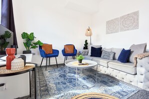 Living area - 6BR House Leeds, Contractor Stay + Parking (Leeds)