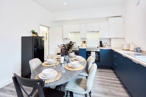 Private kitchen - 6BR House Leeds, Contractor Stay + Parking (Leeds)