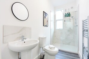 Towels, soap, toilet paper - 6BR House Leeds, Contractor Stay + Parking (Leeds)