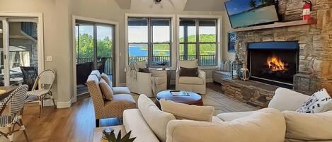 TV, peis, DVD-spiller og stereoanlegg