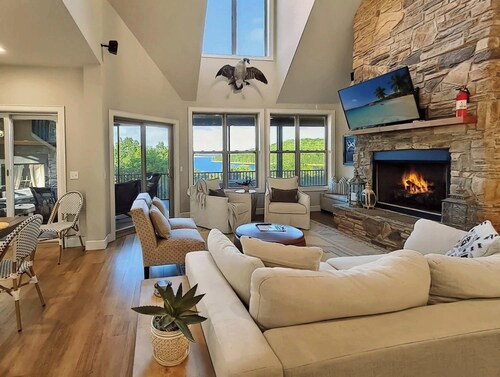 Beaver Lake Sunset Retreat - Fire Pit, 180° Views on Screened Porch