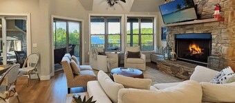 Beaver Lake Sunset Retreat - Fire Pit, 180° Views on Screened Porch