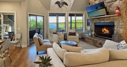 Beaver Lake Sunset Retreat - Fire Pit, 180° Views on Screened Porch
