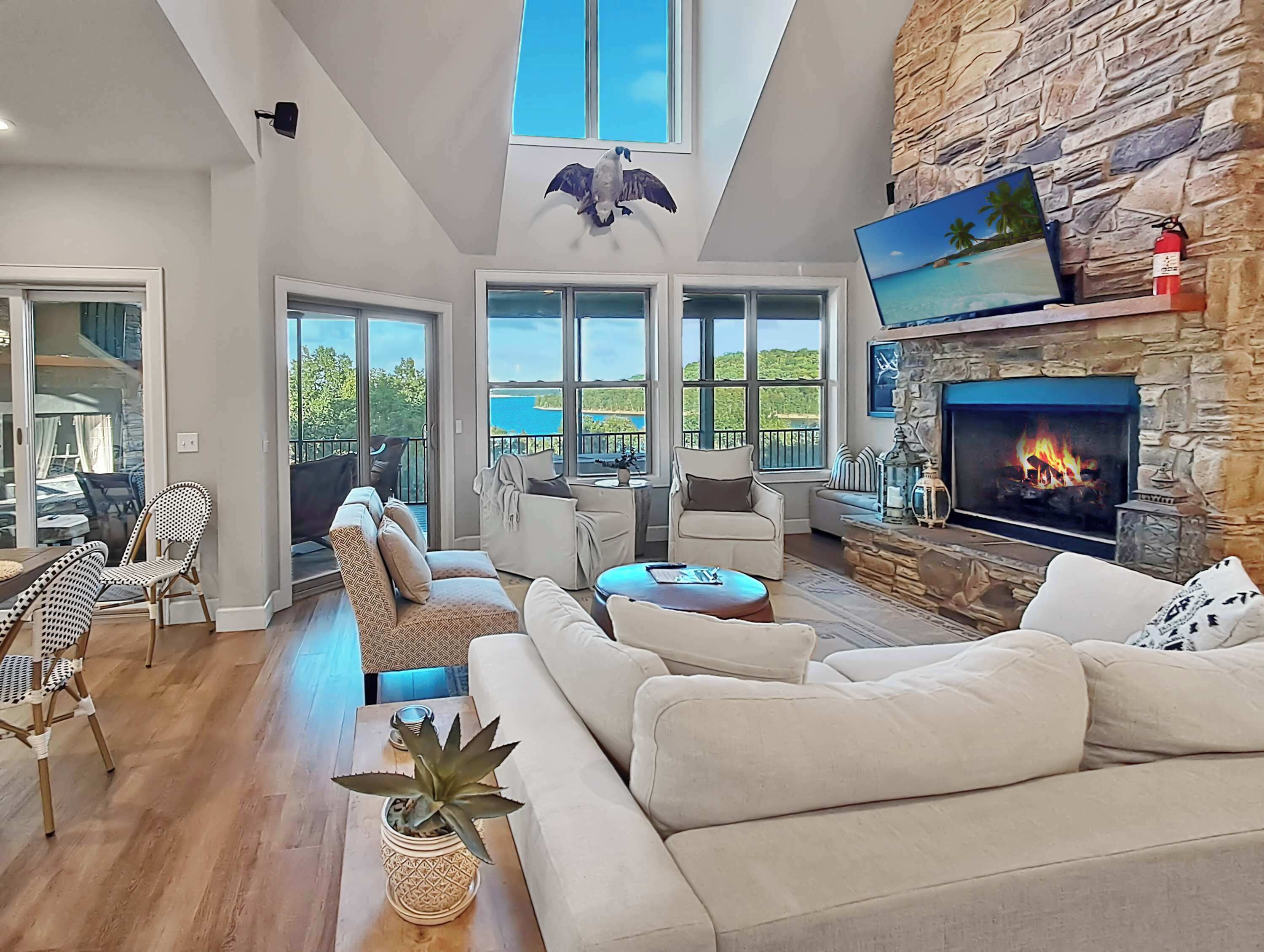 TV, caminetto, lettore DVD, impianto stereo