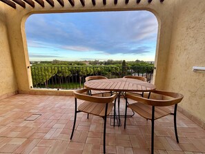 Una cassaforte in camera, una scrivania, postazione laptop