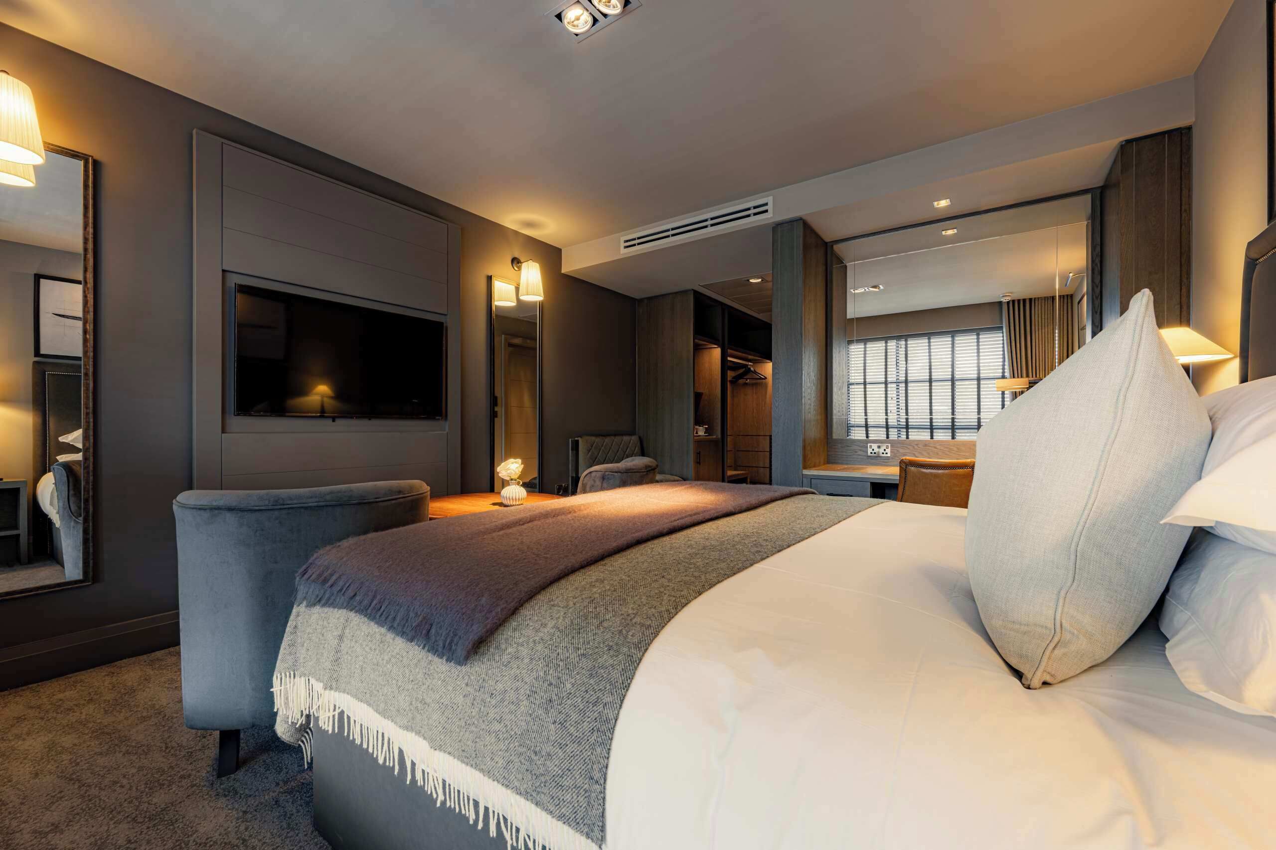 Classic King Room | Una cassaforte in camera, una scrivania, postazione laptop