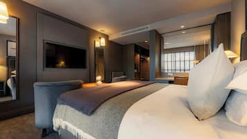 Classic King Room | Una cassaforte in camera, una scrivania, postazione laptop