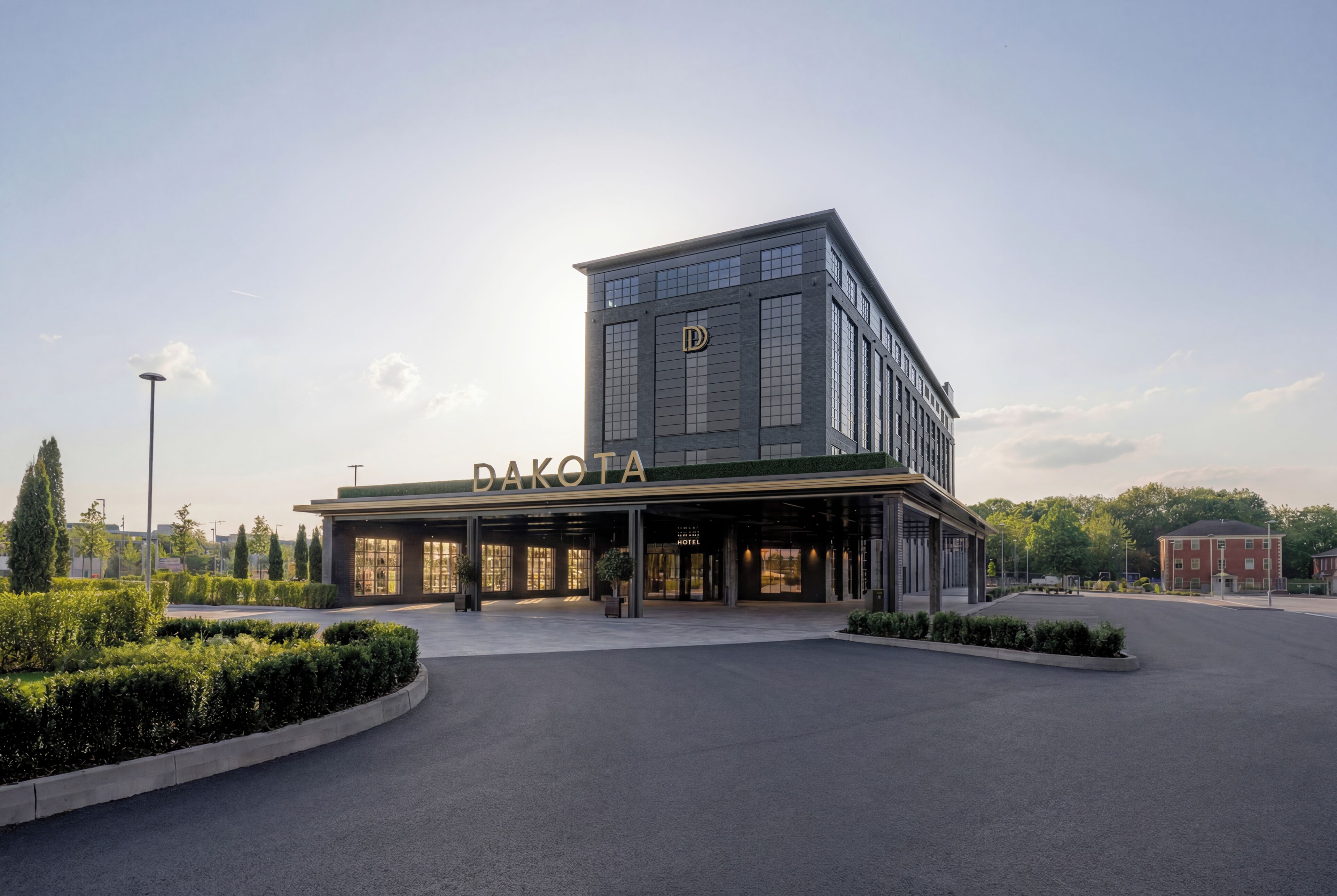 Un bâtiment moderne, reconnaissable à son grand panneau « DAKOTA », à ses larges fenêtres et à son hall d’entrée bien entretenu.