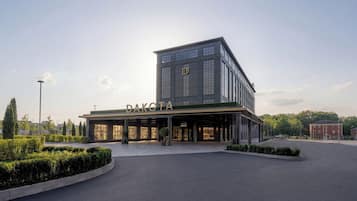 Un bâtiment moderne, reconnaissable à son grand panneau « DAKOTA », à ses larges fenêtres et à son hall d’entrée bien entretenu.