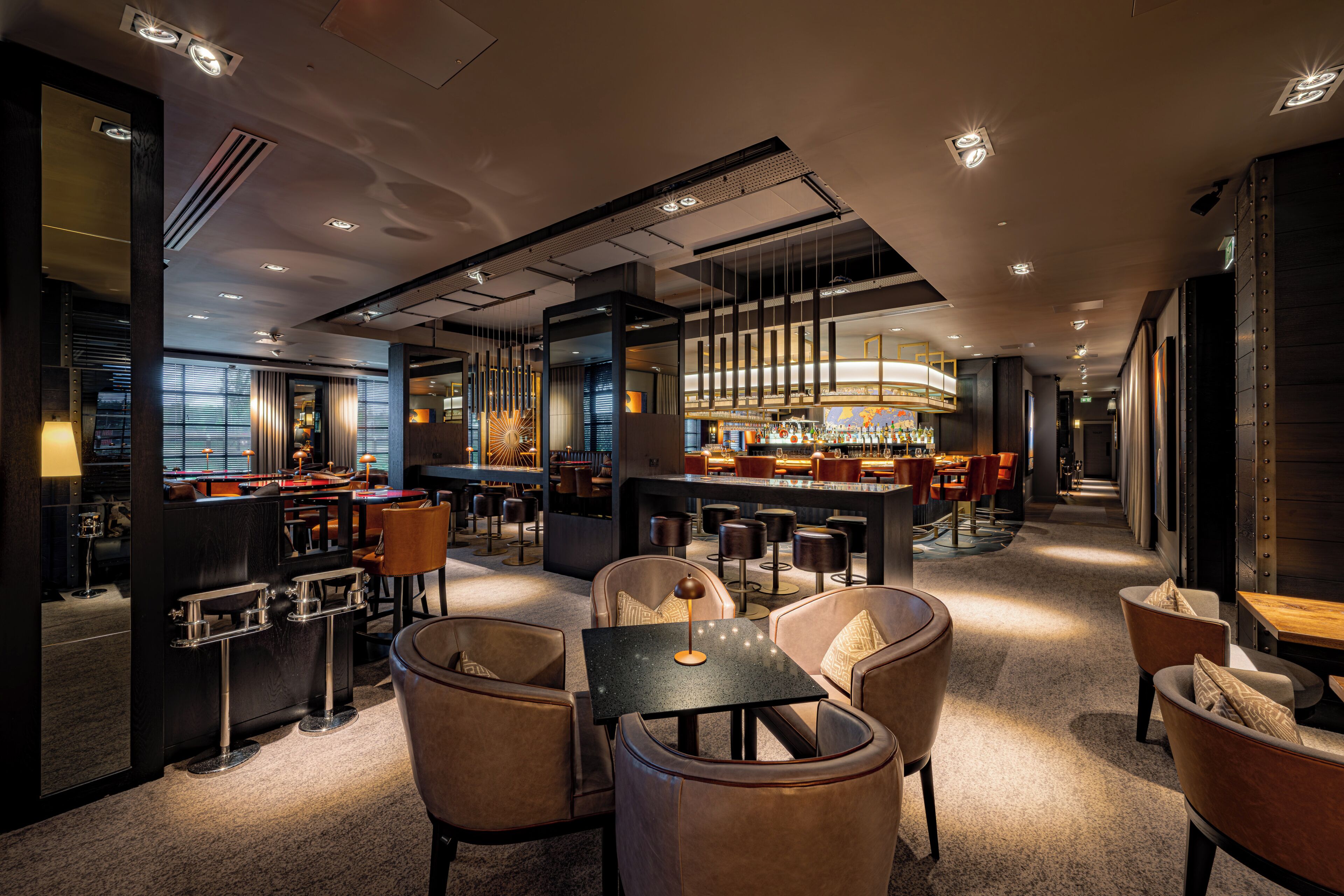 Uma área de bar moderna com assentos e balcão.
