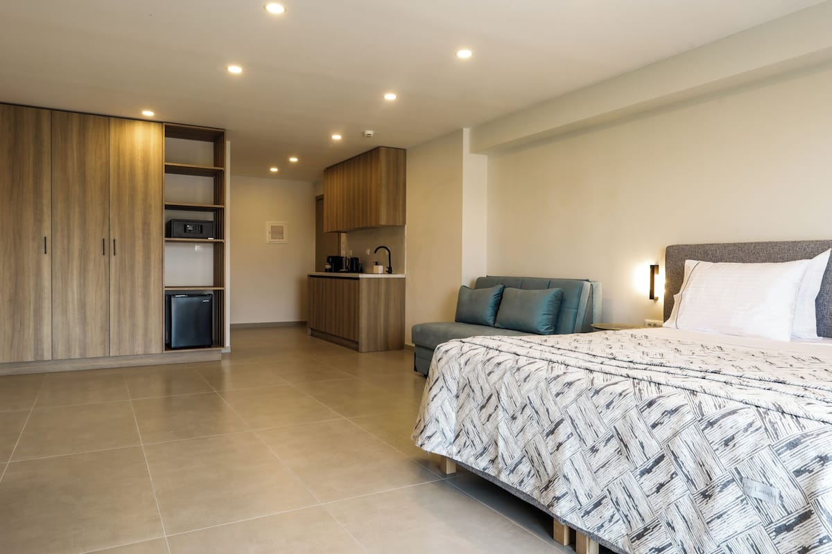 Family Studio Suite | Bathroom | Shower, hair dryer, bathrobes, towels